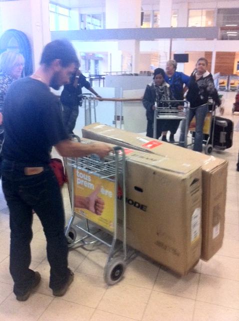 28 July 2011 à 17h52 - Arrivée à Nouméa: on ne passe pas trop discret avec nos énormes cartons!